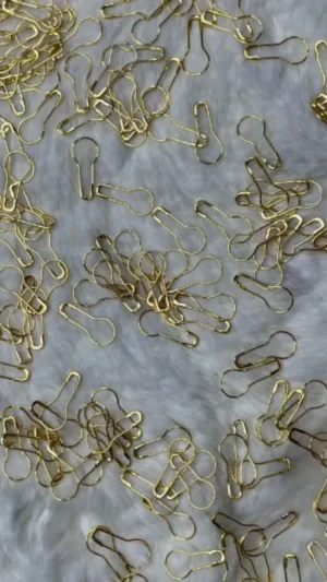 Loop pin for hijab